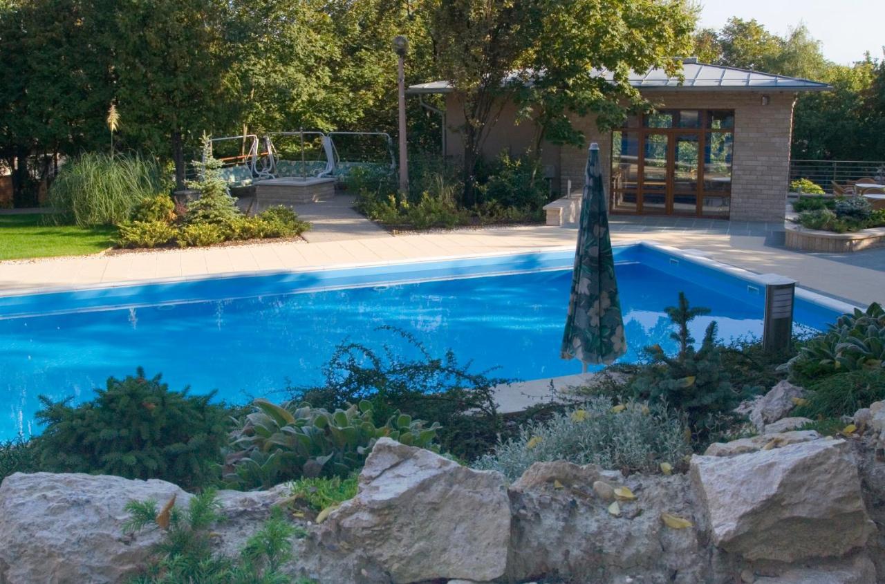 Hotel Villa Pax Balatonalmádi Exterior foto