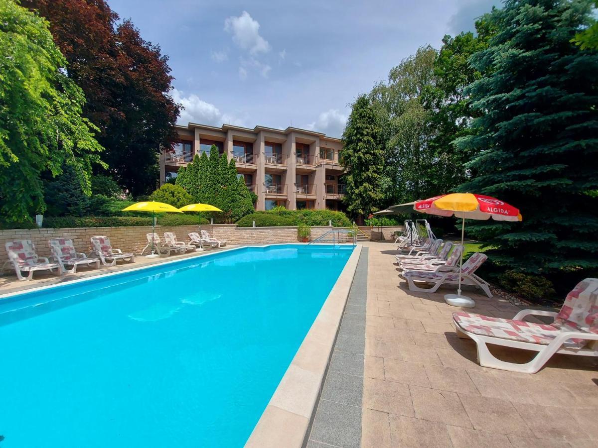 Hotel Villa Pax Balatonalmádi Exterior foto