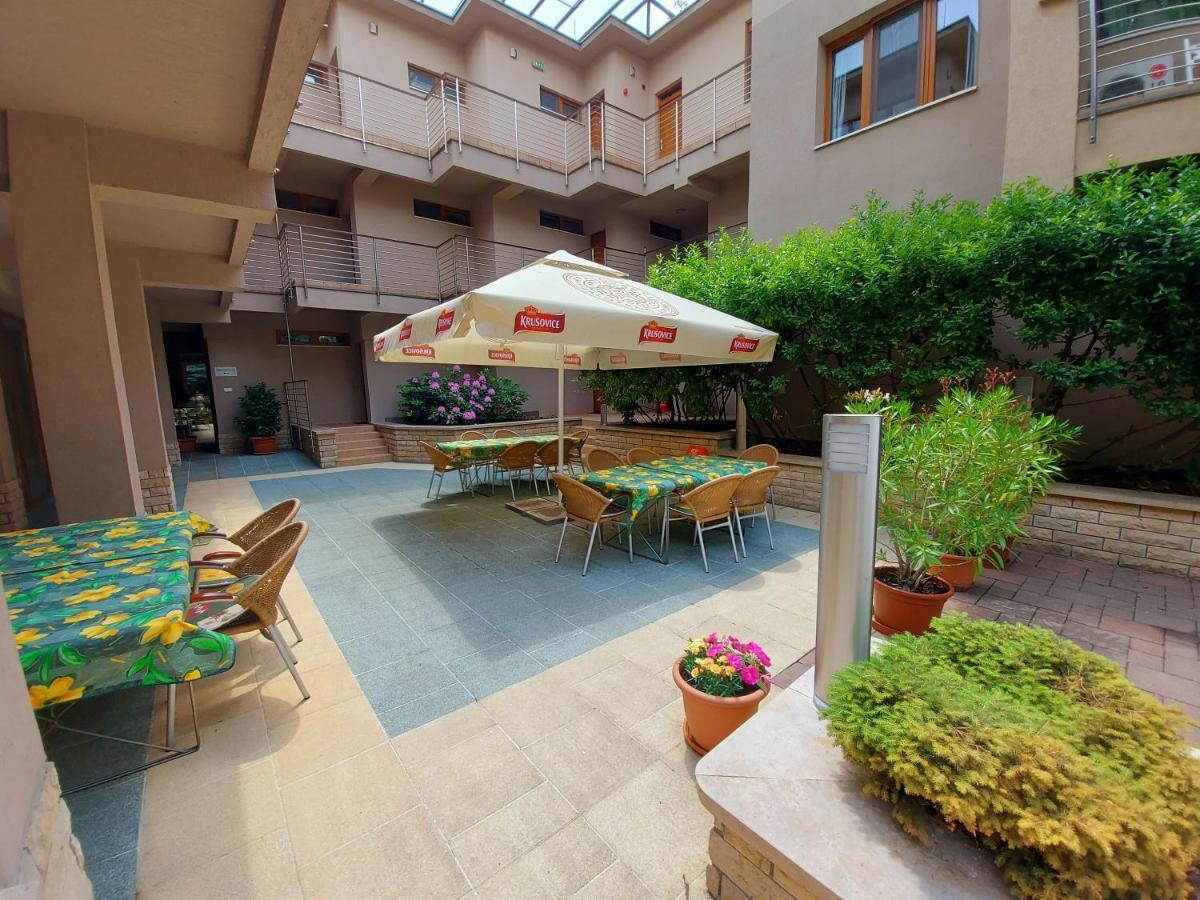 Hotel Villa Pax Balatonalmádi Exterior foto