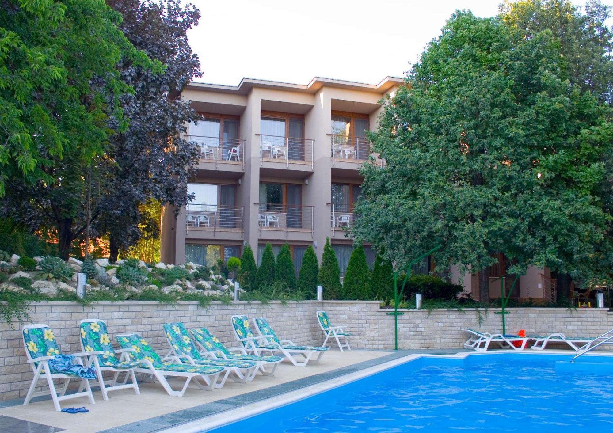 Hotel Villa Pax Balatonalmádi Exterior foto
