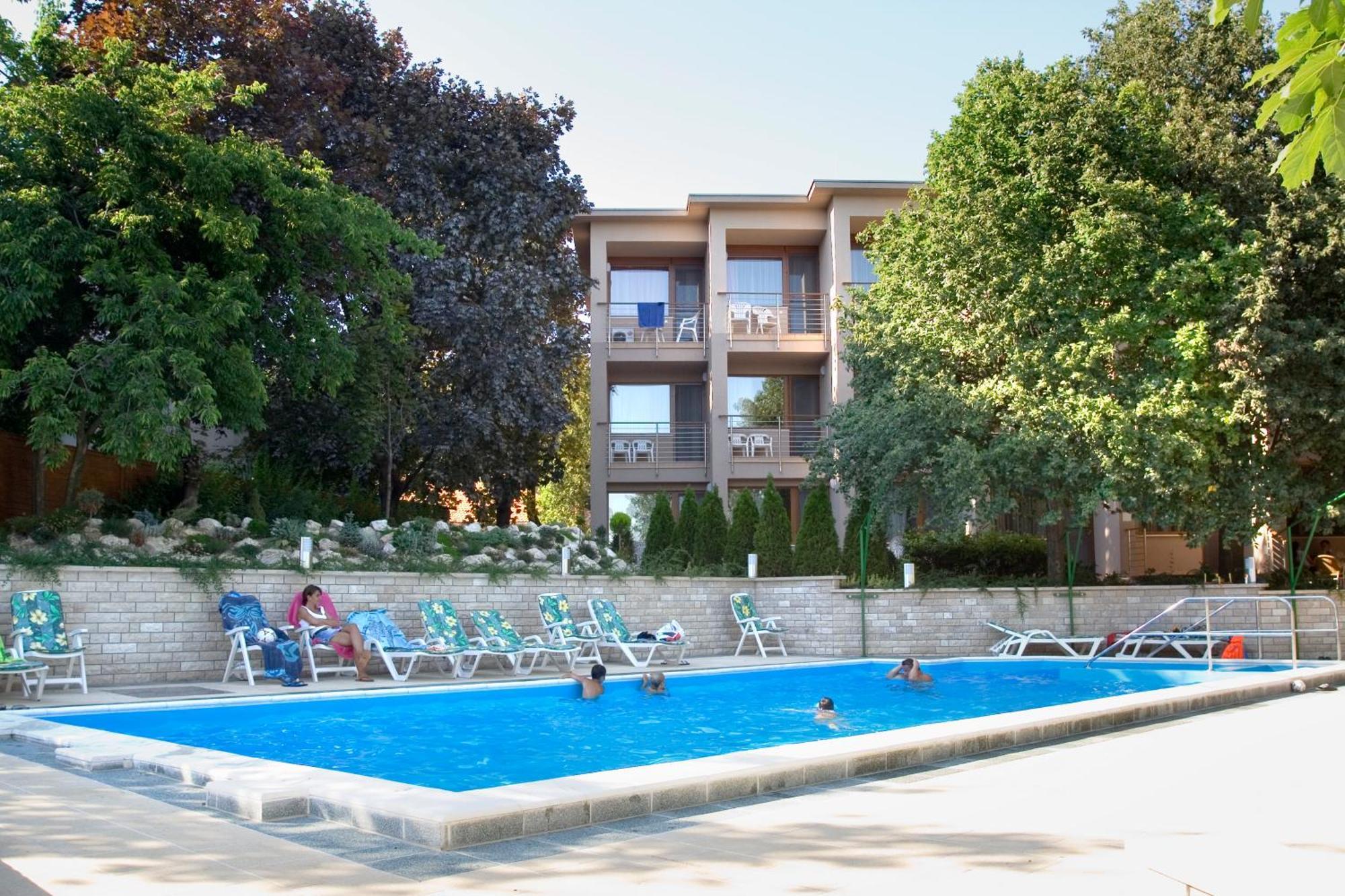Hotel Villa Pax Balatonalmádi Exterior foto
