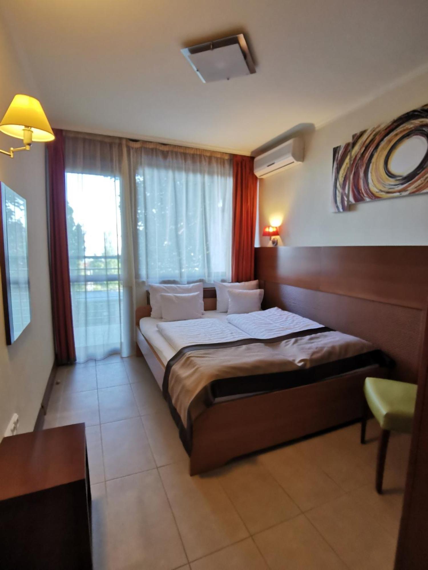 Hotel Villa Pax Balatonalmádi Zimmer foto