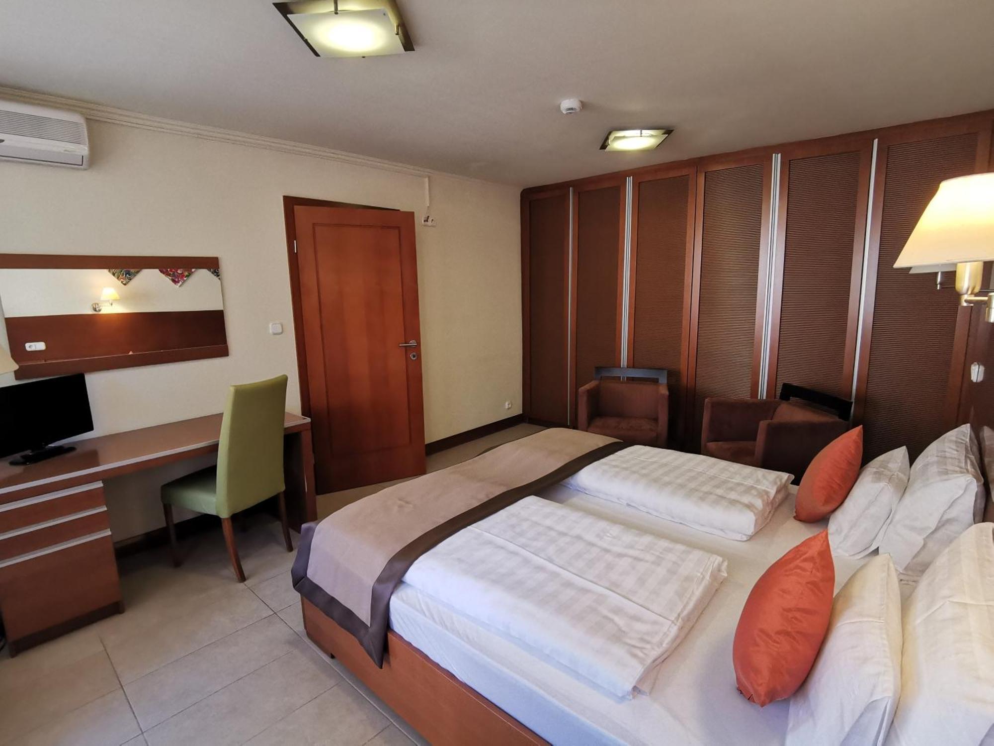 Hotel Villa Pax Balatonalmádi Zimmer foto