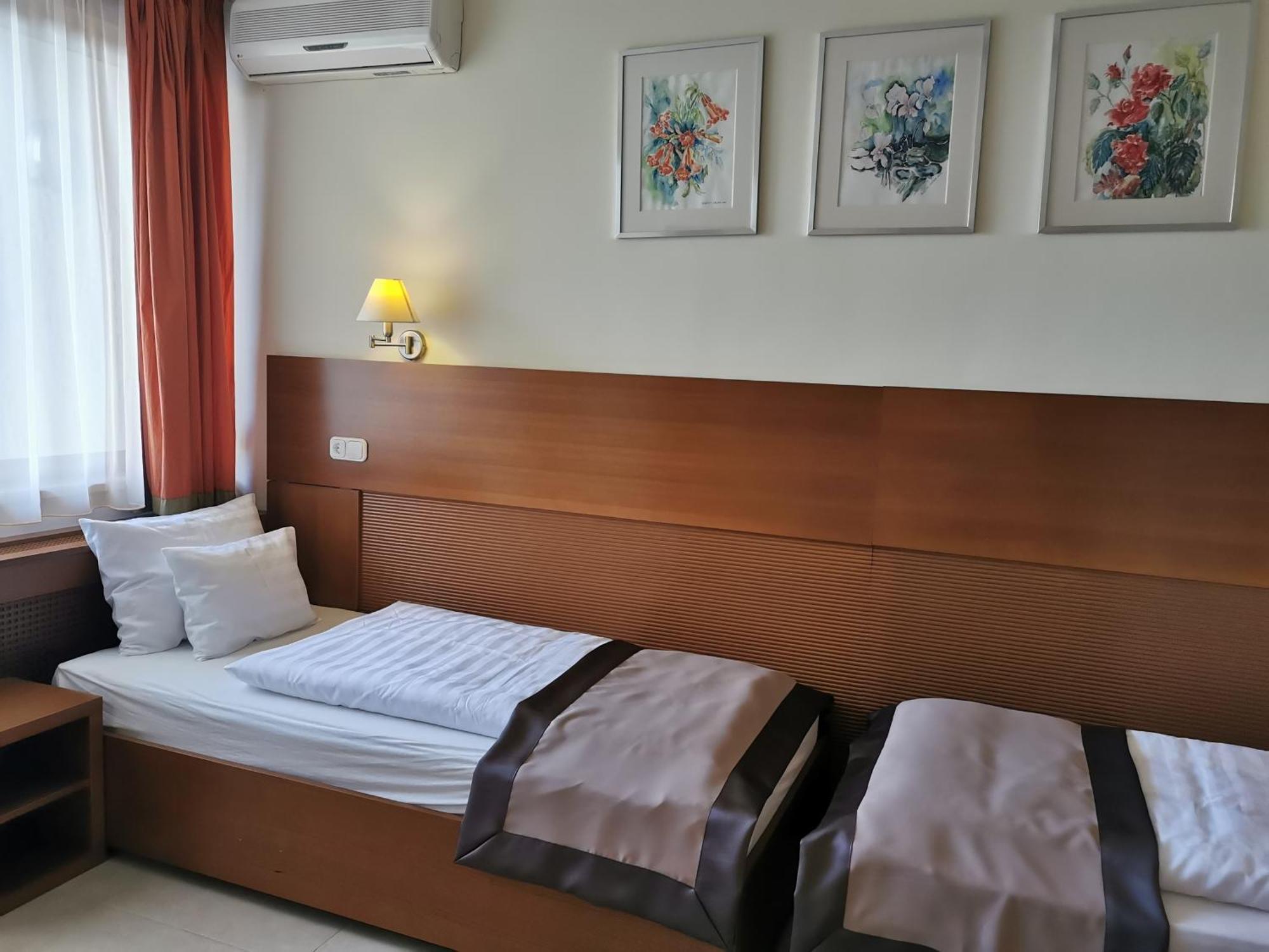 Hotel Villa Pax Balatonalmádi Zimmer foto