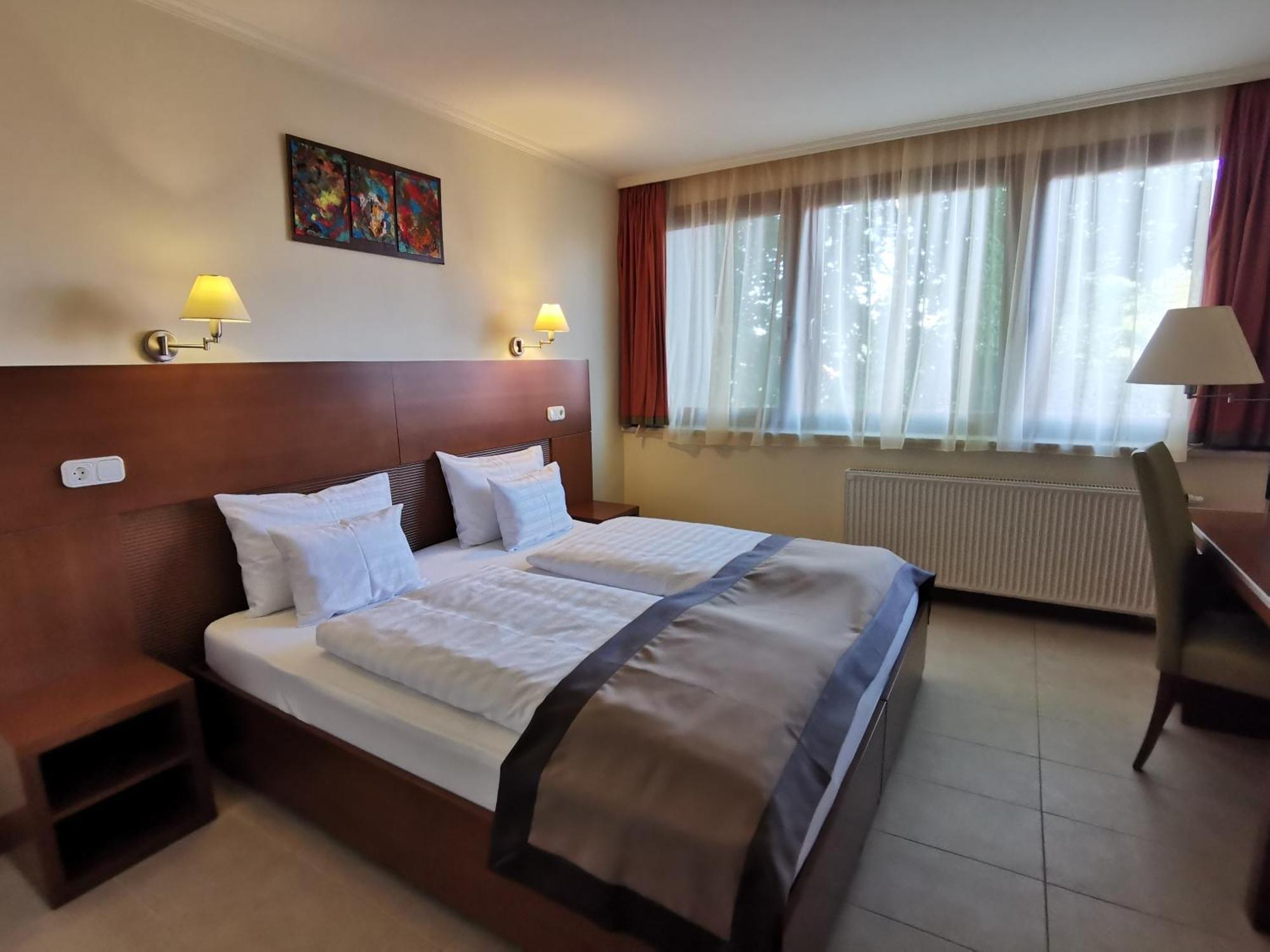 Hotel Villa Pax Balatonalmádi Zimmer foto