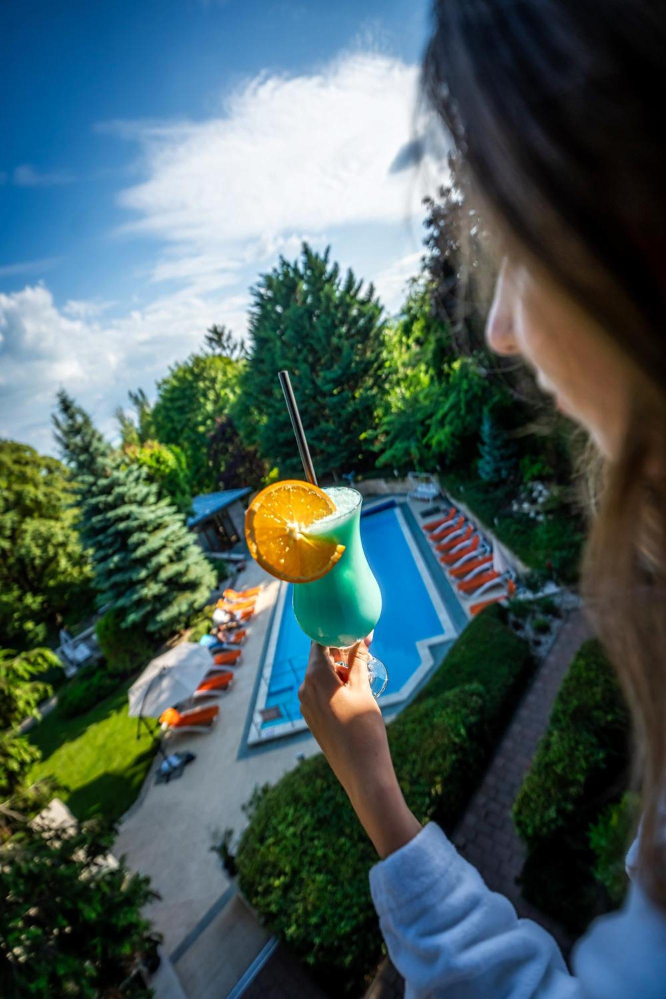 Hotel Villa Pax Balatonalmádi Exterior foto