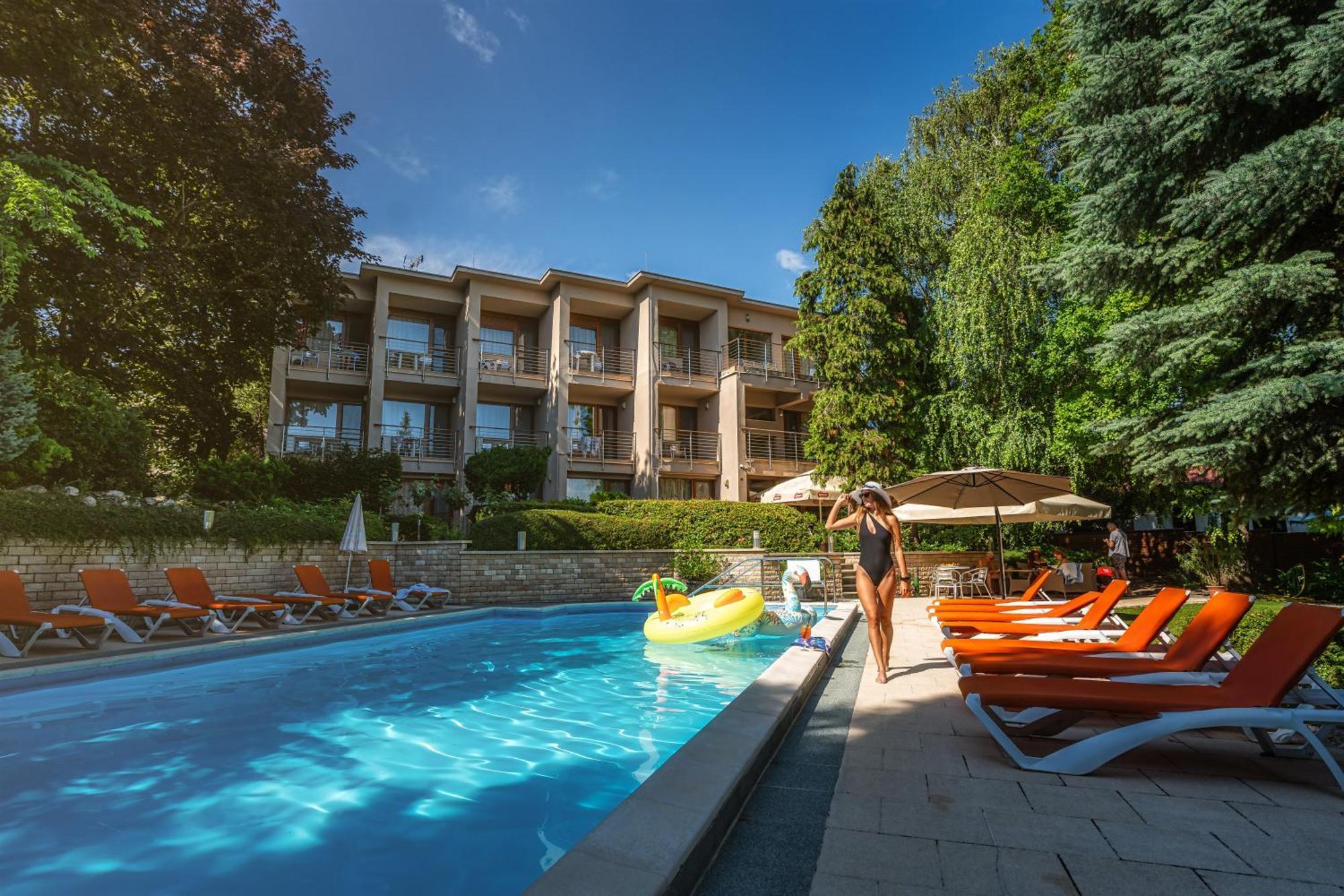 Hotel Villa Pax Balatonalmádi Exterior foto